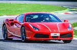 Ferrari 488 GTB fahren auf der Rennstrecke