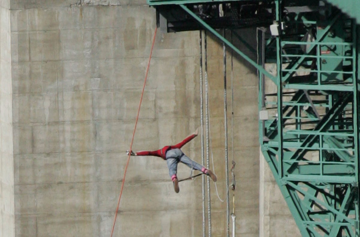 192 Meter Bungy-Sprung von der Europabrücke