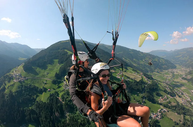 Pärchenflug mit 2 Gleitschirmen