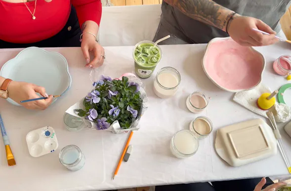Keramik bemalen mit Matcha und Cocktails München