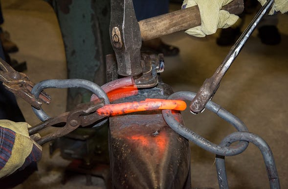 Symbolische Ringe schmieden für 2