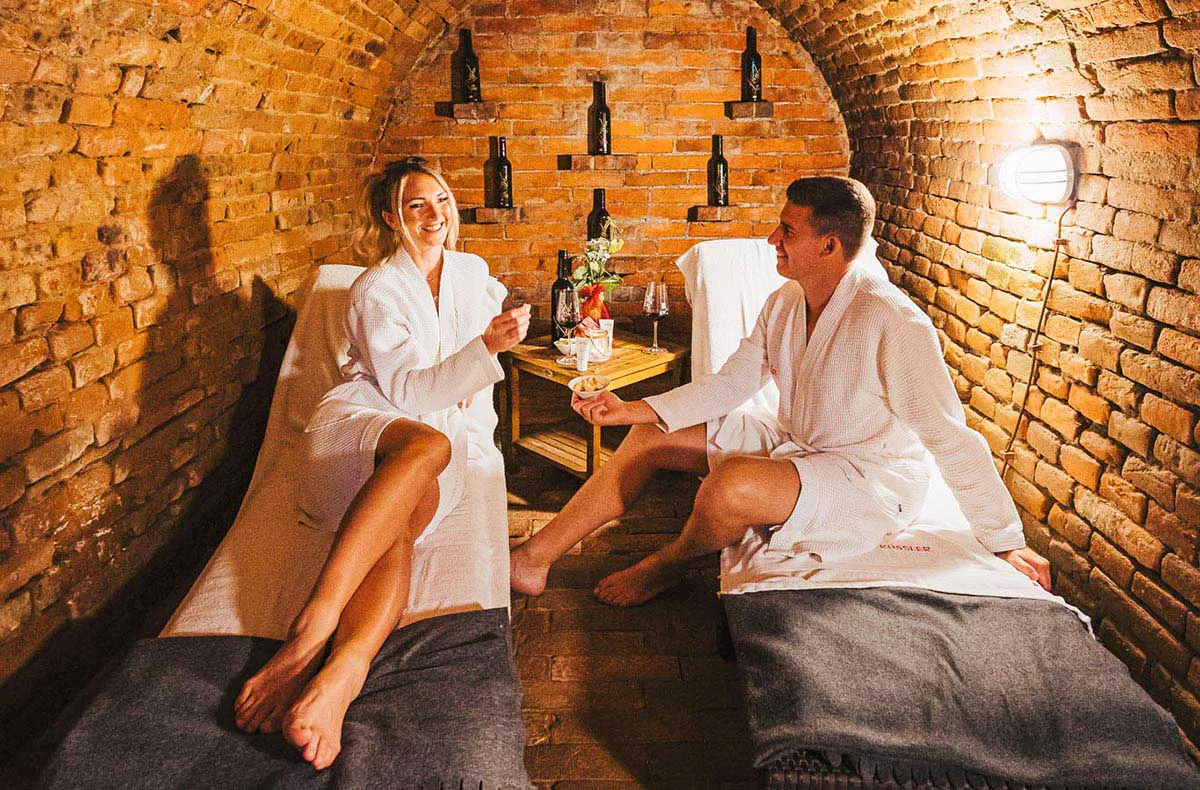 Übernachtung im Weinfass Deluxe mit Wellness Grub an der March - 2