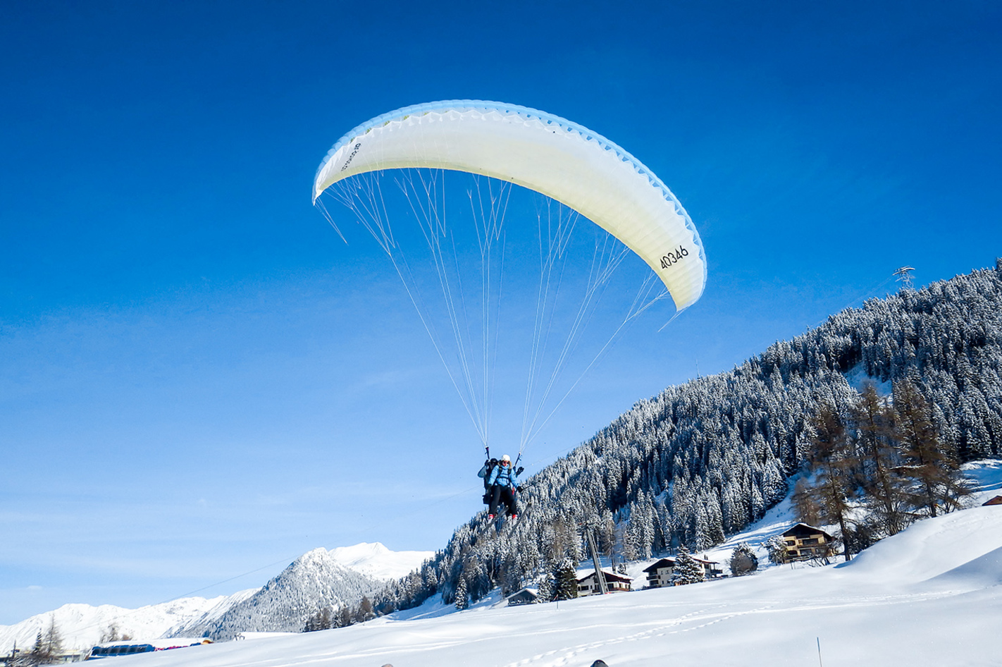 Gleitschirm-Tandemflug mit Ski-Start Raum Davos