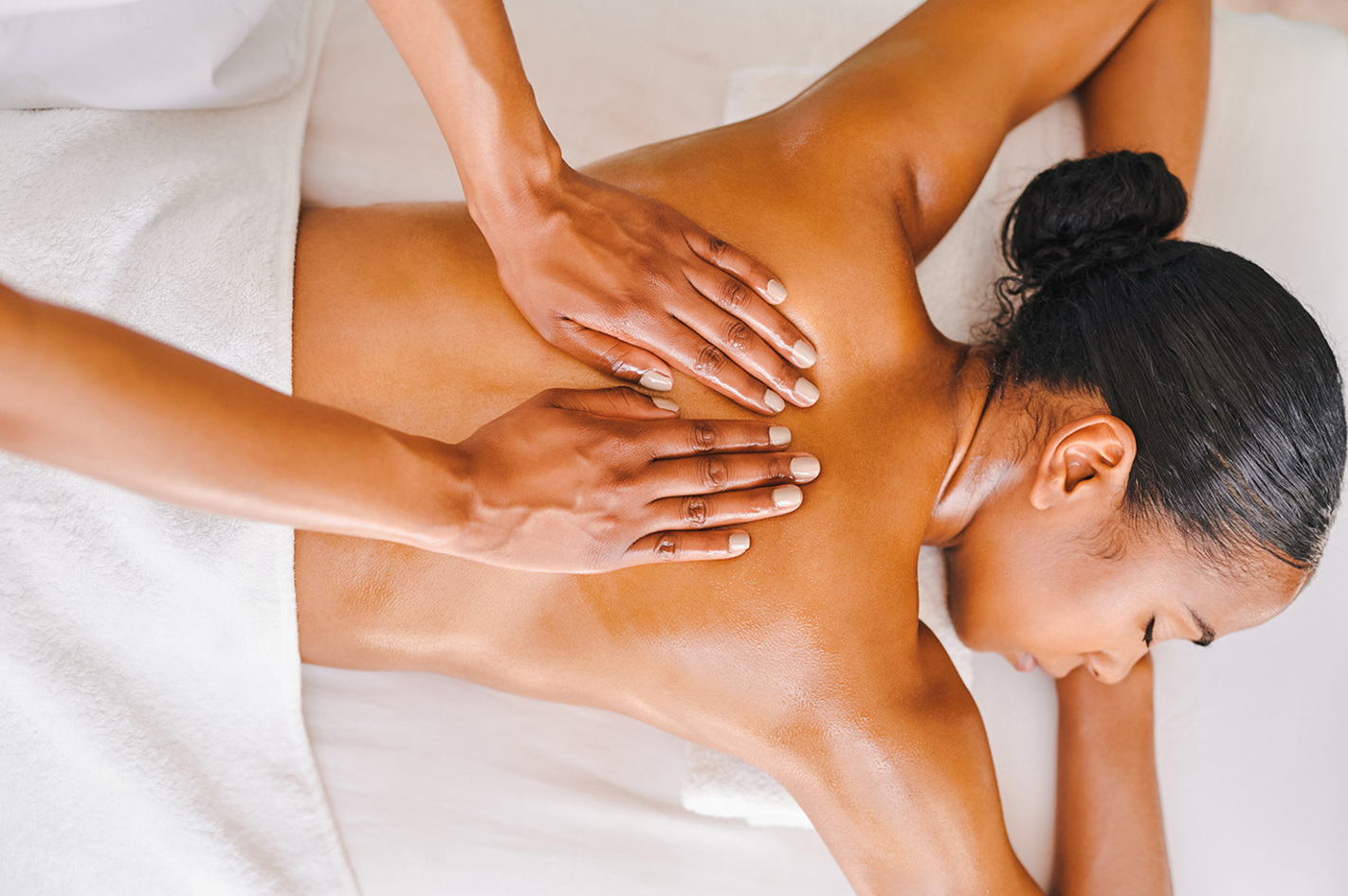 Hot Stone Massage in Berlin (60 min) –  in Ca. 1 Stunde 30 Minuten (reine Behandlungsdauer ca. 1 Stunde)
