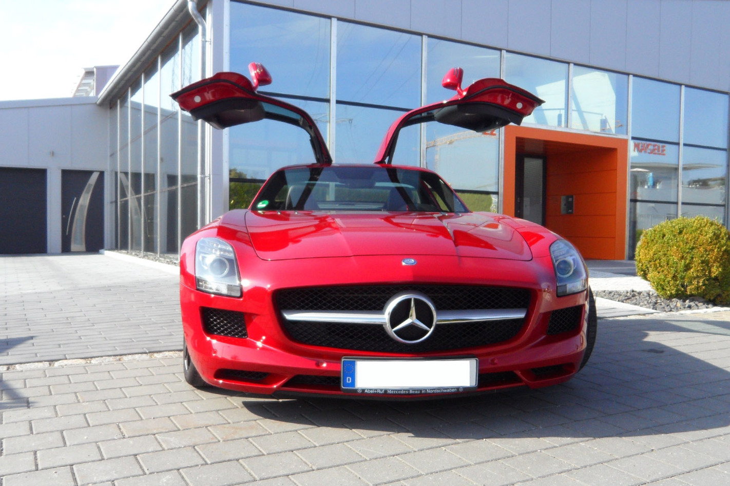 Mercedes SLS AMG Flügeltürer fahren in Gundelfingen an der Donau