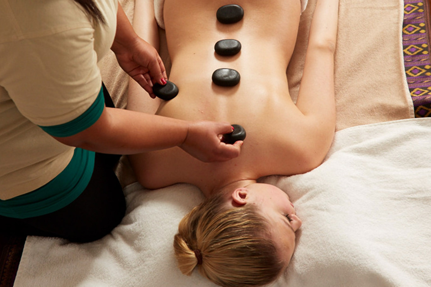 Hot Stone Massage – Würselen –  in Gesamtdauer: ca. 1,5 Stunden Reine Massagedauer: ca. 1 Stunde