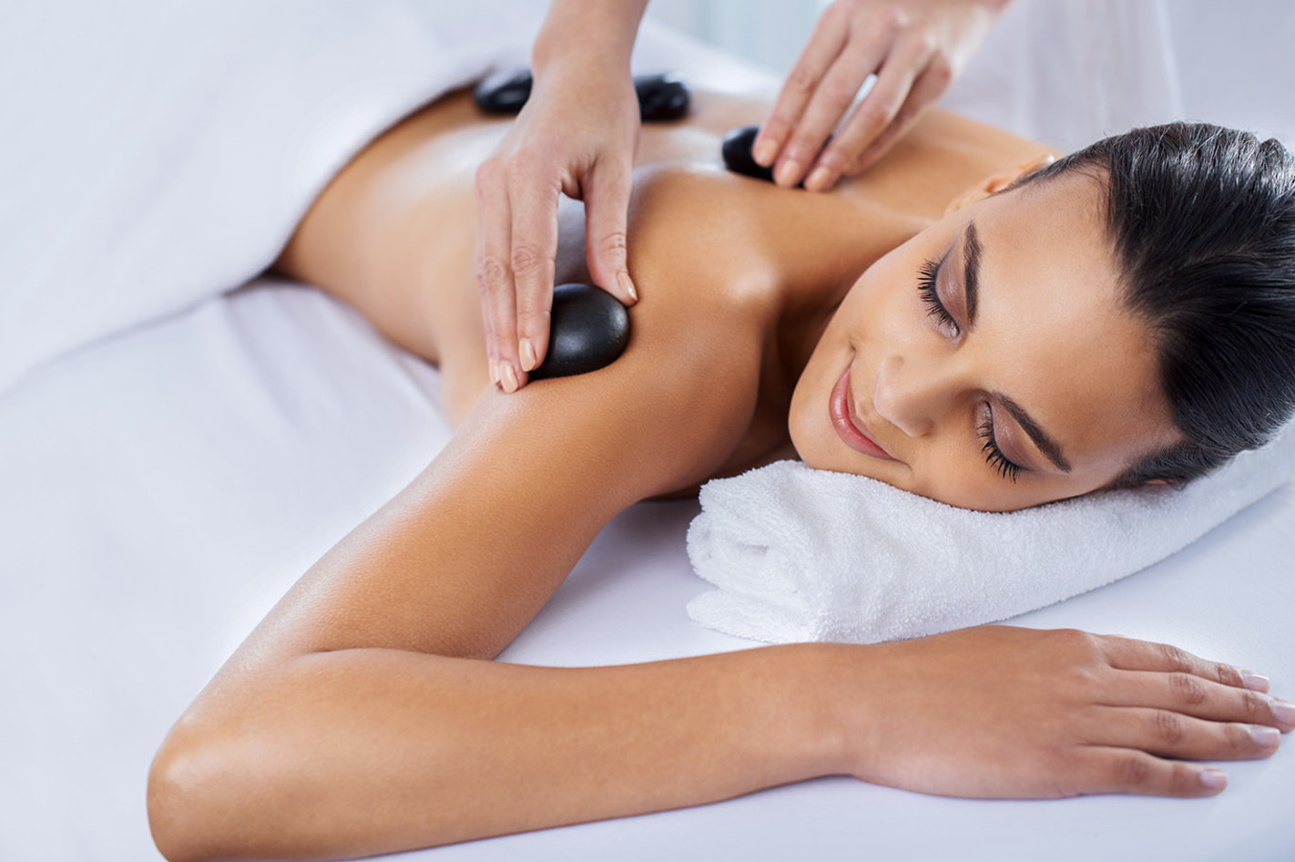 Hot Stone Massage Eppelheim (90 Min.) –  in Gesamtdauer: ca. 1 Stunde, 40 Minuten Reine Behandlungsdauer: ca. 1 Stunde, 30 Minuten