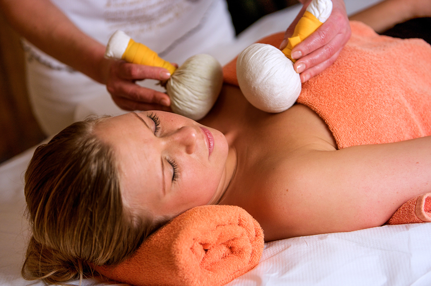 Kräuterstempelmassage Bad Füssing (1,5 Std.) Kräuterstempelmassage Bad Füssing (1,5 Std.)