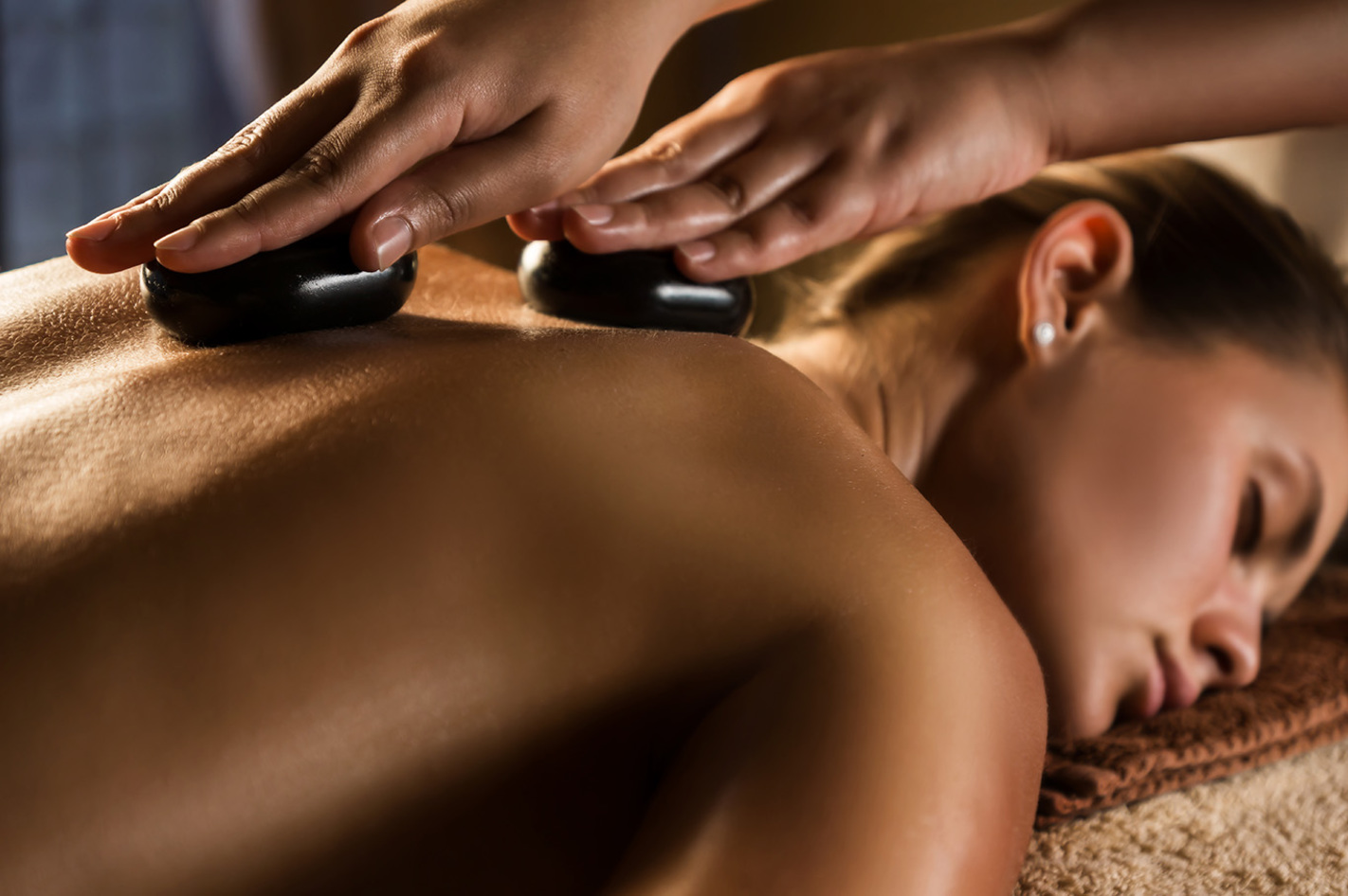 Hotstone Massage Berlin – Alexanderplatz –  in Gesamtdauer: ca. 1 Stunde Reine Massagedauer: ca. 50 Minuten