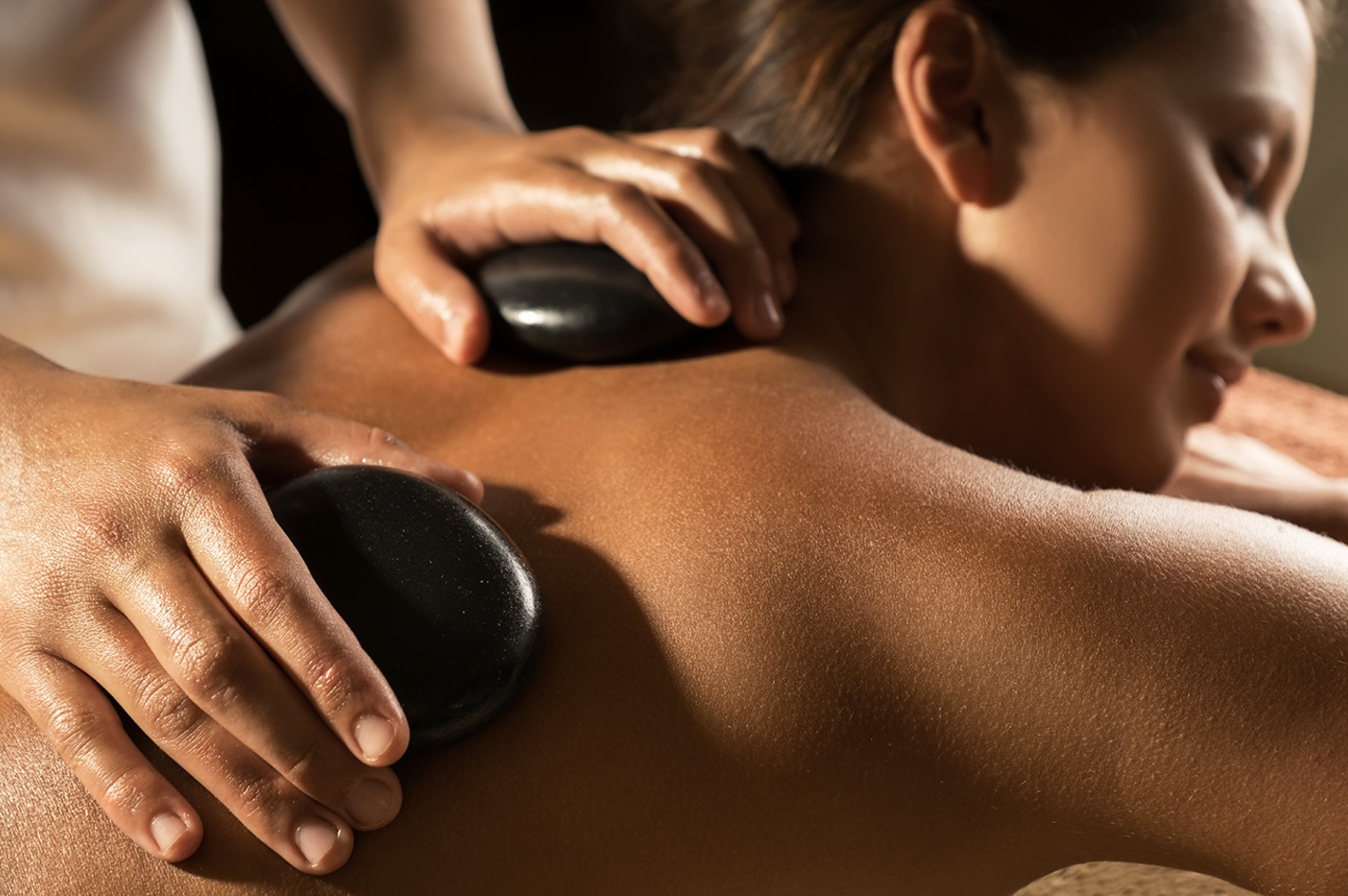 Hotstone Massage Döbeln –  in Gesamtdauer: ca. 1,5 Stunden Reine Massagedauer: ca. 75 Minuten